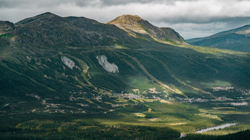 Destination Kittelfjäll Ekonomisk förening samlar företag och föreningar i Övre Vojmådalen. Genom samverkan utvecklar de området till en hållbar åretrunt destination att bo, leva och verka på.