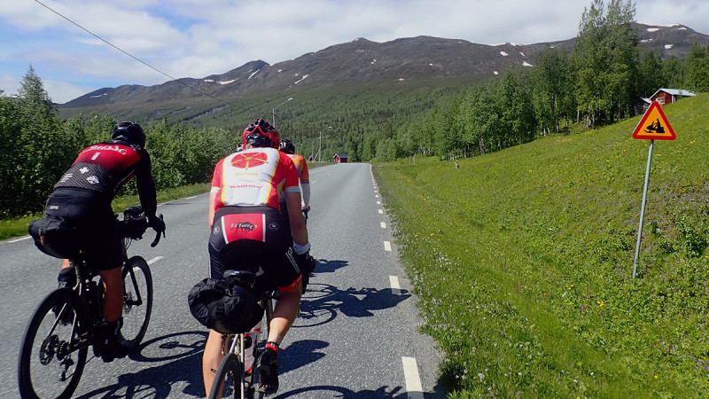 Med start i byn Kittelfjäll tar du dig upp mot Gränssjö, Skalmodal där du snart når den norska gränsen. Du når sedan Hattfjelldal, där du sedan cyklar mot Joesjö på den svenska sidan. Därefter går turen ner mot Blå vägen och du passerar Tärnaby på vägen tillbaka. I byn Forsmark svänger du av Blå vägen och cyklar mot Dikanäs och Kittelfjäll.