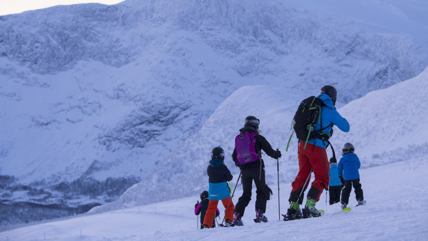 Fira in det nya året på Sveriges coolaste skidort med åkning i världsklass, sov gott på vandrarhemmet och njut av en förstklassig nyårssupé på Kittelfjäll värdshus.