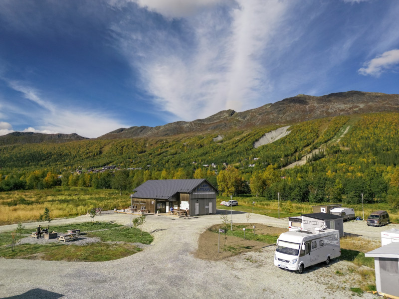 Camp Kittelfjäll ligger centralt belägen mitt i byn med gångavstånd till liften Jan Express och byns nöjen och restauranger. Från campingen har du direkt närhet till skoterleder, längdspår, vandringsleder och bara en kort vandring till Vojmån som är ett fint utflyktsmål året om.