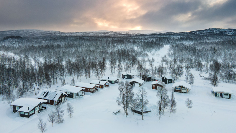 Gränssjö är en liten fjällby som ligger ca 40minuters bilfärd från Kittelfjäll upp mot Norska gränsen. Här kan du hyra stugor eller boka plats på campingen. Här råder tystnad och stillhet och du bor nära till naturen och flertalet sjöar med bra fiske. Från byn utgår fina sommar och vinterleder där du kan ta dig ut i naturen för vandring, skidtur och fiske oavsett årstid.