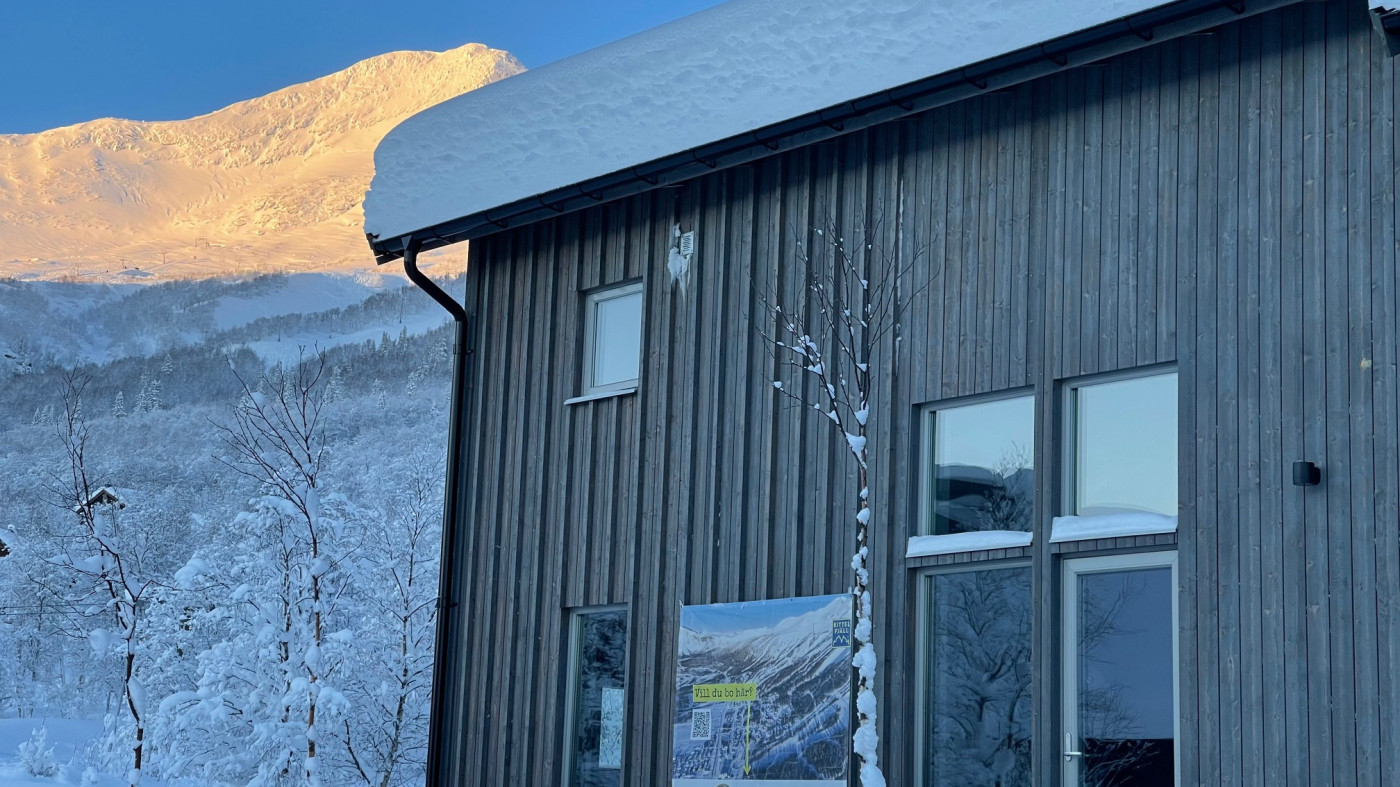 Nu står de första husen klara vid nedre Majbacken i Kittelfjäll. Husen köps som färdigt skal vid nedre Majbacken och är en unik möjlighet där du som köpare kan välja stil på invändigt material för att skapa din egna fjällstuga.