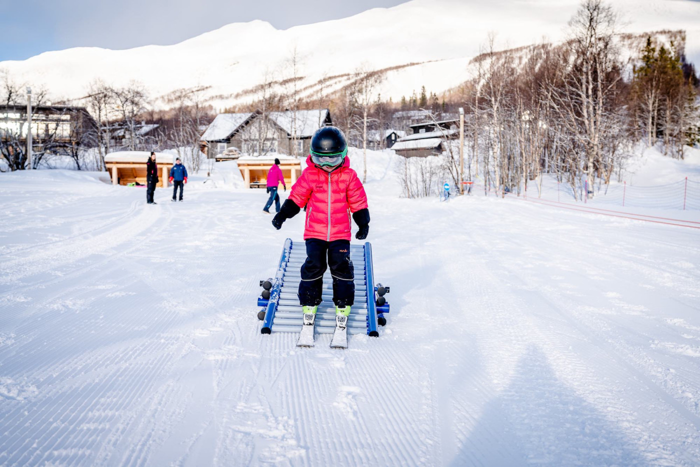 Vill du lära dig åka skidor tillsammans med andra skidkompisar? Då är gruppskidskolan något för dig. Tillsammans har vi så kul som möjligt på skidor. Vi tränar på skidteknik och hur man är en bra skidkompis – att åka skidor är roligare med schyssta kompisar!