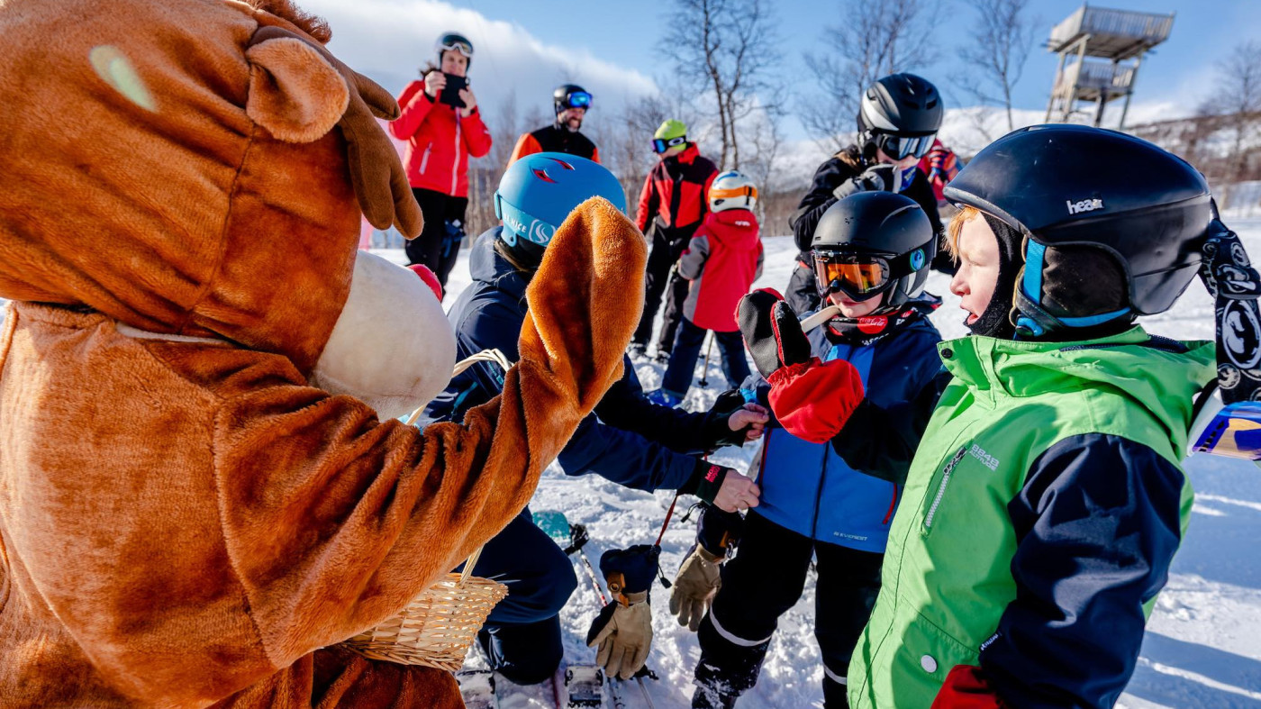 Vill du lära dig åka skidor tillsammans med andra skidkompisar? Då är gruppskidskolan något för dig. Tillsammans har vi så kul som möjligt på skidor. Vi tränar på skidteknik och hur man är en bra skidkompis – att åka skidor är roligare med schyssta kompisar!