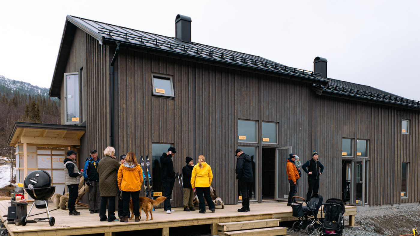 Nu står de första husen klara vid nedre Majbacken i Kittelfjäll. Husen köps som färdigt skal vid nedre Majbacken och är en unik möjlighet där du som köpare kan välja stil på invändigt material för att skapa din egna fjällstuga.