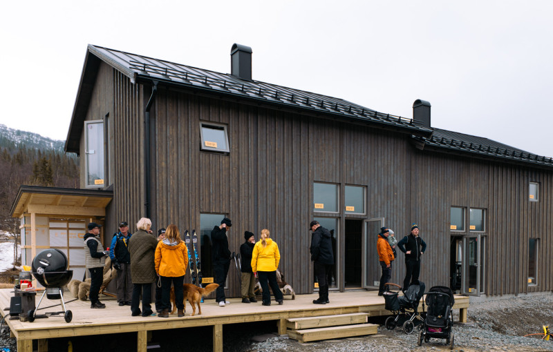 Snöbris hyr ut stugor centralt i Kittelfjäll by med ski-in/ski out läge och promenadavstånd till restauranger och nöjen, här bor du även nära till leder för längdskidåkning. skoter, vandring, fiske. Stugorna förmedlas genom Camp Kittelfjäll.