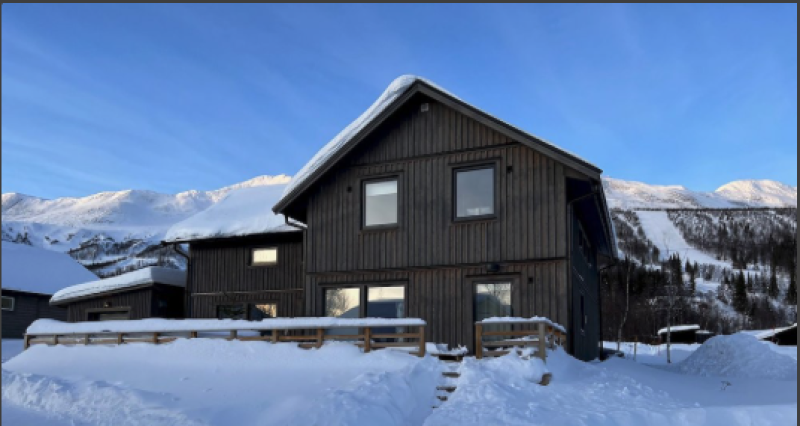 Kittelfjäll Värdhus förmedlar en stuga mitt i Kittelfjäll by med gångavstånd till liften Jan Xpress och restaurangen med fin utsikt mot Borkafjället.