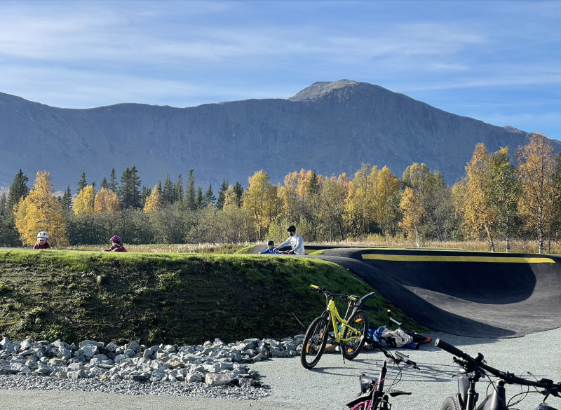 En pumptrack som erbjuder utmaningar för både proffs och nybörjare.