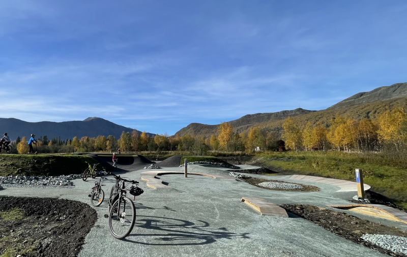 En bana runt området med olika ”features” Ta tid på varandra och se vem som är snabbast eller vem som kör flest varv på 3 minuter.